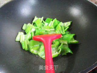 鸭肝炒青椒的做法步骤：5