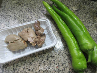 鸭肝炒青椒的做法步骤：1