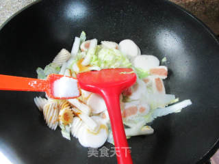 包心鱼卷大白菜炒年糕的做法步骤：6