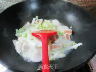 包心鱼卷大白菜炒年糕的做法步骤：4
