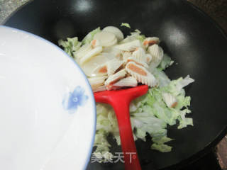 包心鱼卷大白菜炒年糕的做法步骤：3