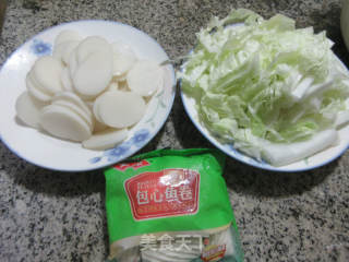包心鱼卷大白菜炒年糕的做法步骤：1