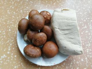 香菇烧豆腐的做法步骤：1