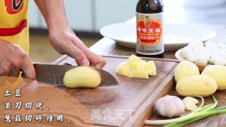 小笨蛋炖土豆的做法步骤：1