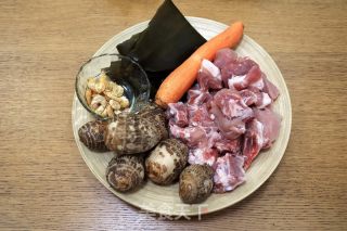 排骨芋头海带汤的做法步骤：1