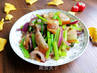 洋葱芹菜炒腊肉的做法步骤：7
