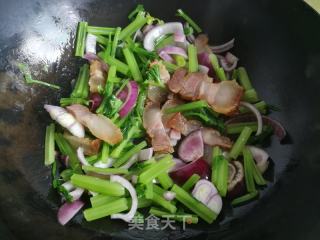洋葱芹菜炒腊肉的做法步骤：6