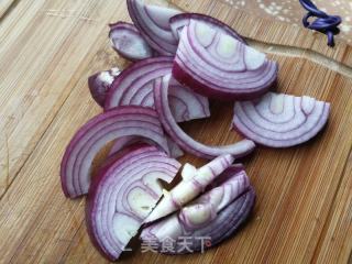 洋葱芹菜炒腊肉的做法步骤：4