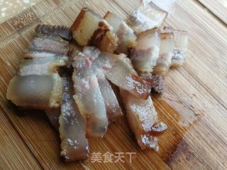 洋葱芹菜炒腊肉的做法步骤：2