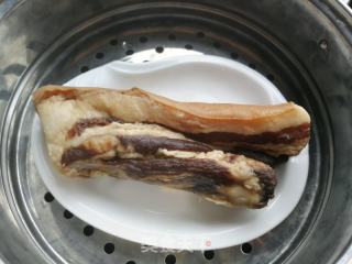 洋葱芹菜炒腊肉的做法步骤：1