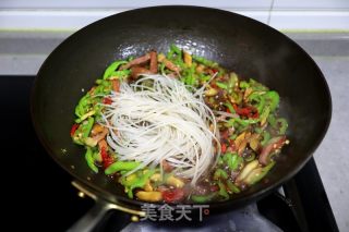 腊肉辣椒炒粉条的做法步骤：9
