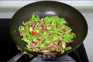腊肉辣椒炒粉条的做法步骤：7