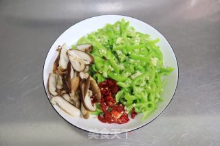 腊肉辣椒炒粉条的做法步骤：4