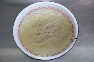 腊肉辣椒炒粉条的做法步骤：3