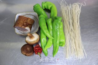 腊肉辣椒炒粉条的做法步骤：1