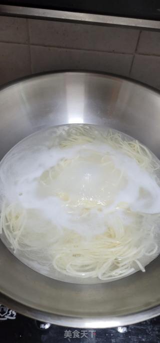 牛肉丸鸡蛋汤面的做法步骤：3