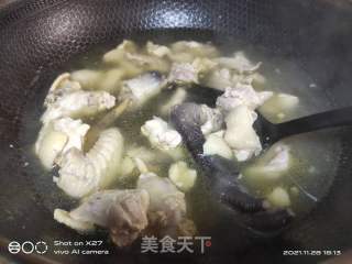 生姜丝红椒丝蒸鸡肉的做法步骤：1