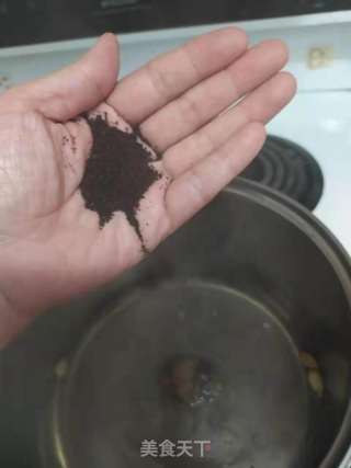 饭后保健佳品—印度奶茶—化湿温里壮阳健脾胃消食，阴虚火旺者或儿童少放佐料或不放，也一样好喝哦的做法步骤：4