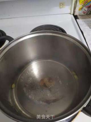 饭后保健佳品—印度奶茶—化湿温里壮阳健脾胃消食，阴虚火旺者或儿童少放佐料或不放，也一样好喝哦的做法步骤：1