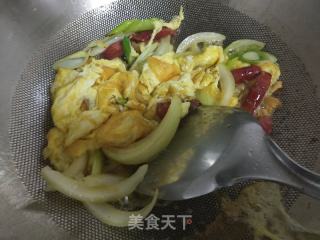 榨菜炒腊肠鸡蛋的做法步骤：4
