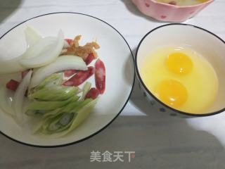 榨菜炒腊肠鸡蛋的做法步骤：1