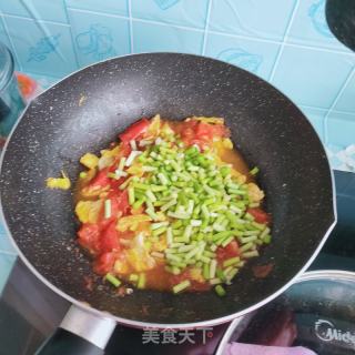 鸡蛋蒜薹炒西红柿的做法步骤：7