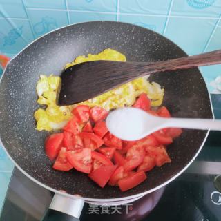鸡蛋蒜薹炒西红柿的做法步骤：5