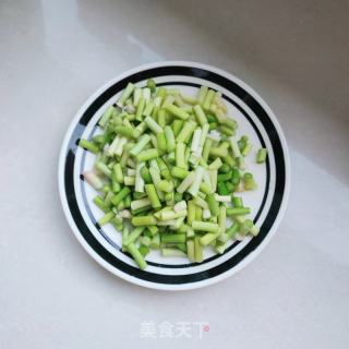 鸡蛋蒜薹炒西红柿的做法步骤：2