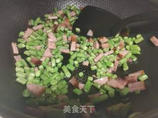 火腿豆角炒饭的做法步骤：2