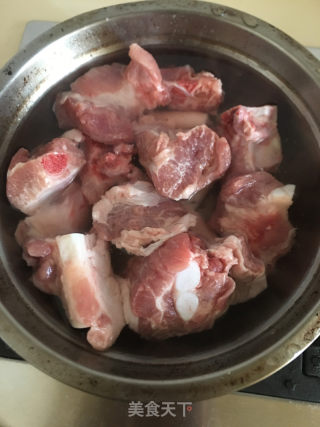 排骨汤面的做法步骤：1