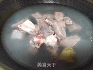 排骨炖小红萝卜的做法步骤：2