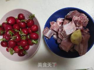 排骨炖小红萝卜的做法步骤：1