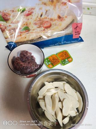 牛肉火腿披萨的做法步骤：1