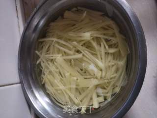 酸辣土豆丝的做法步骤：1