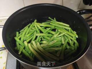 熟鸭肉豆角煮面条的做法步骤：2