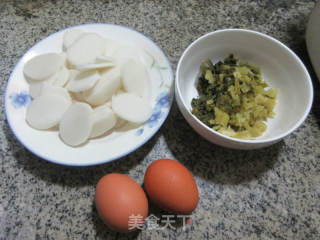 煎鸡蛋咸菜年糕汤的做法步骤：1