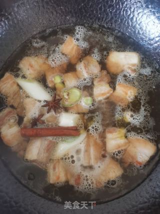 五花肉烧鸡翅根的做法步骤：6