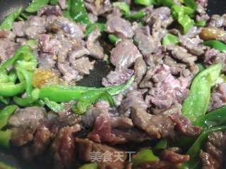 青椒炒牛肉的做法步骤：4
