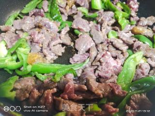 青椒炒牛肉的做法步骤：3