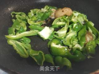 青椒炒牛肉的做法步骤：2
