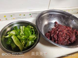青椒炒牛肉的做法步骤：1