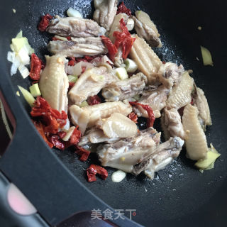 辣皮子炖鸡翅的做法步骤：6