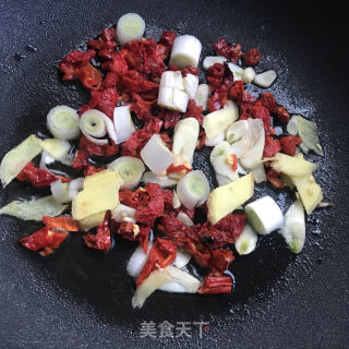 辣皮子炖鸡翅的做法步骤：5
