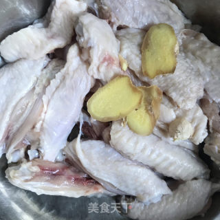 辣皮子炖鸡翅的做法步骤：2