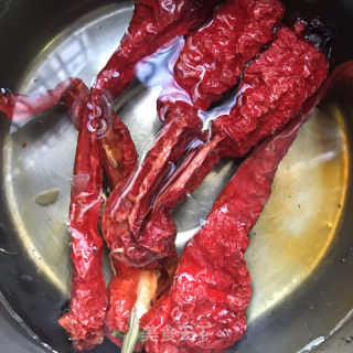 辣皮子炖鸡翅的做法步骤：1
