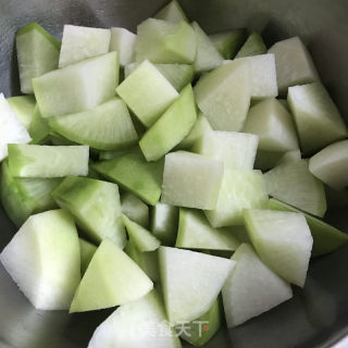 羊肉炖水果萝卜的做法步骤：2