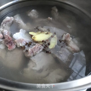 羊肉炖水果萝卜的做法步骤：1