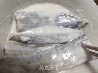 香酥带鱼的做法步骤：5