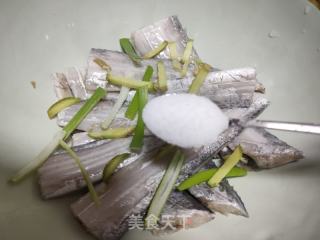 香酥带鱼的做法步骤：2