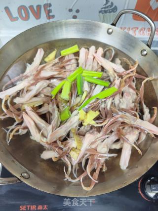 红烧鸭舌的做法步骤：1